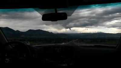 Boulder und die Berge dahinter